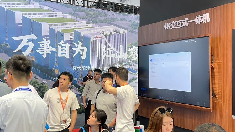 尊龙凯时教育新品及解决计划惊艳亮相81届教装展