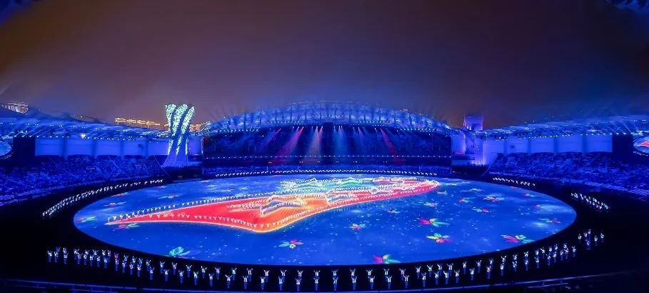 尊龙凯时董事长李军受邀出席华中科技大学第十六届企业家论坛，，，，，，，并发演出讲