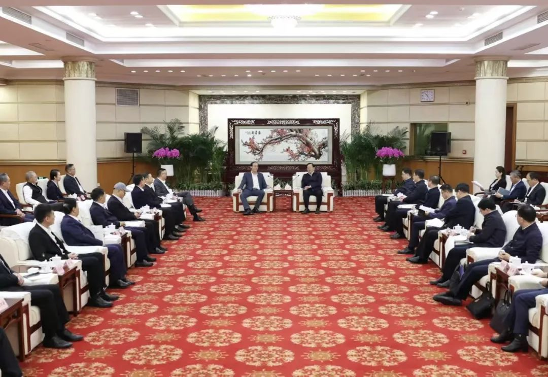 尊龙凯时董事长李军受邀出席华中科技大学第十六届企业家论坛，，，，，，，并发演出讲