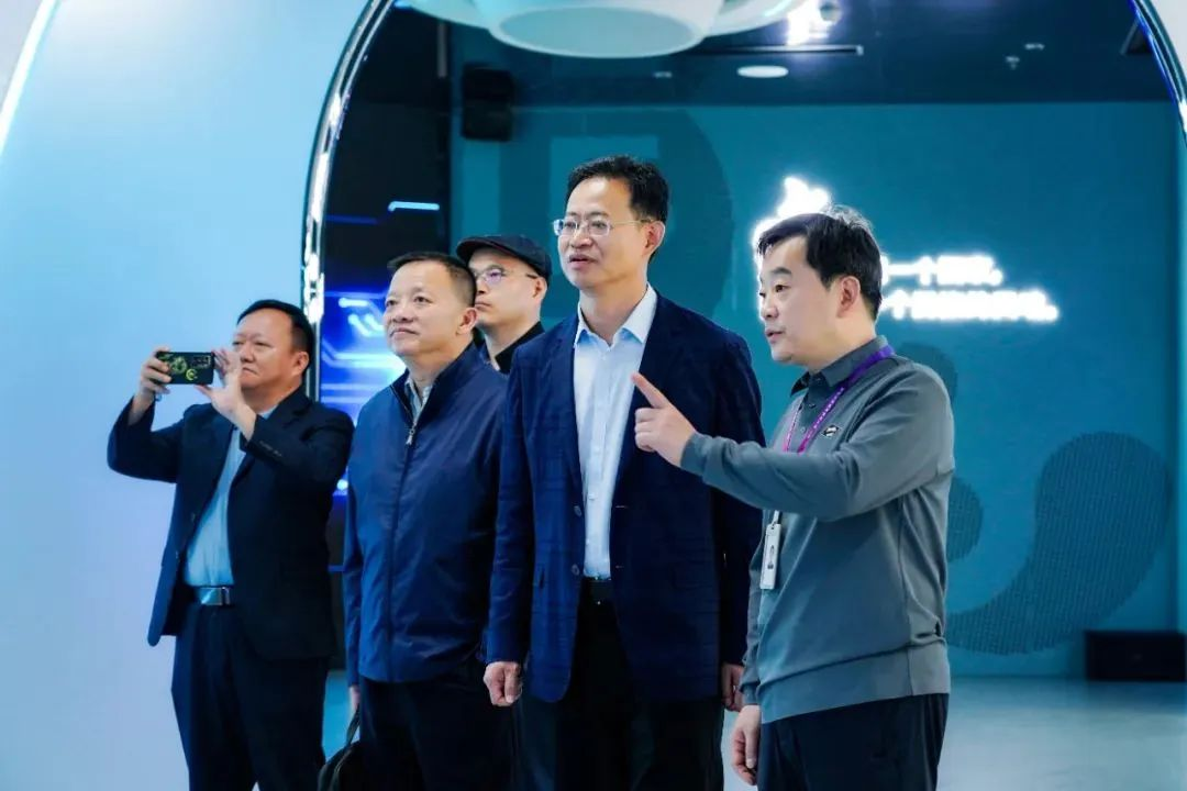 国家广电总局生长研究中心一行赴尊龙凯时励丰文化调研指导