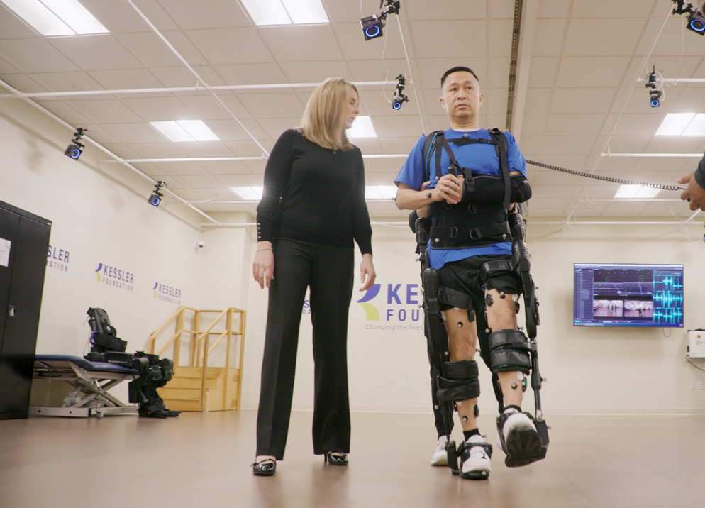 外骨骼机械人让行动障碍者直立行走，，，，，，，尊龙凯时·虚拟动点OptiTrack助力人类突破能力界线